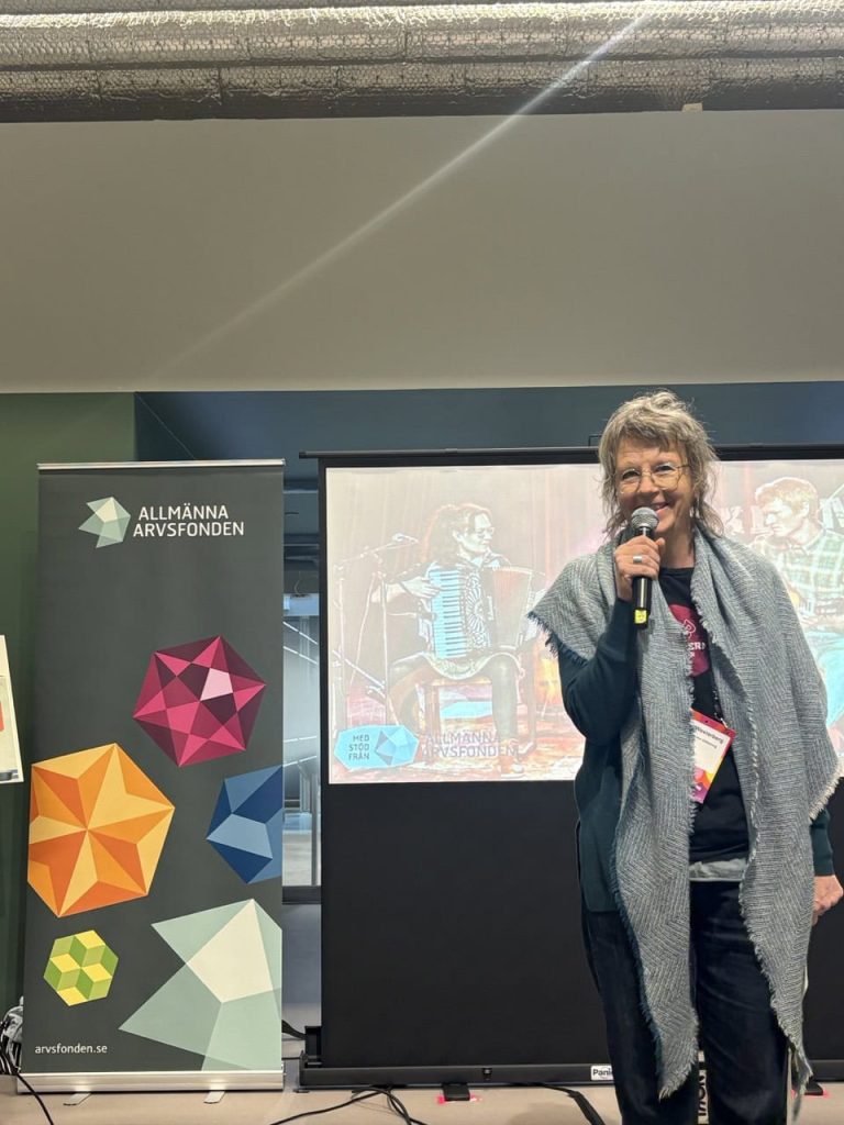 Ebba håller i en mikron och ser glad ut när hon pratar.